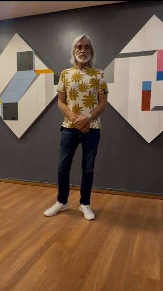 Yairo Mejía Villa frente a sus obras geométricas